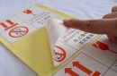 应采取什么措施防止脏标签纸粘住？